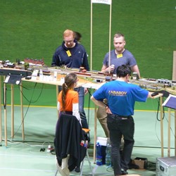 Dopravní ruch v Tomašově. Právě se křižuje.